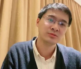 罗翔：如果一个人突然努力工作，业余时间开始学习，不再参加社交活动，那么，身边的人可能不仅不会帮他，还会拉他下来，原因就一个！