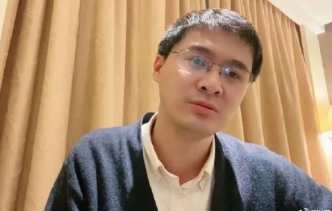 罗翔：如果一个人突然努力工作，业余时间开始学习，不再参加社交活动，那么，身边的人可能不仅不会帮他，还会拉他下来，原因就一个！