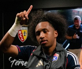 中超直播-记者：在转会窗口的最后两天，曼联也试图签下马利克-福法纳